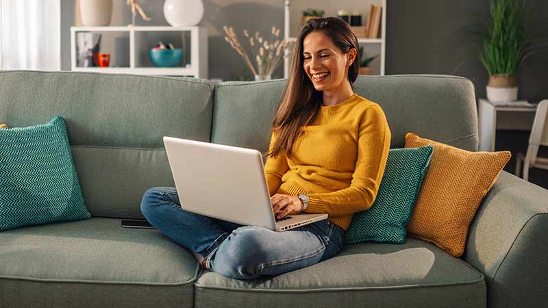 Mulher jovem a fazer compras online num portátil